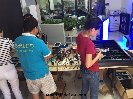 工程师(shī)組裝(zhuāng)屏幕