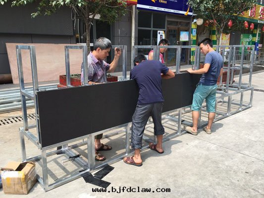 工程师(shī)組裝(zhuāng)屏幕