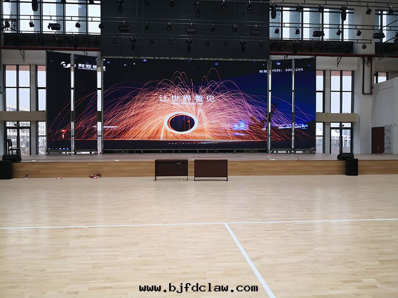 永川職業教育中(zhōng)心(xīn)安(ān)裝(zhuāng)室(shì)內(nèi)舞(wǔ)台(tái)屏