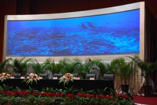 户外(wài)LED顯示屏散(sàn)热(rè)风機(jī)和(hé)空(kōng)調的(de)選擇